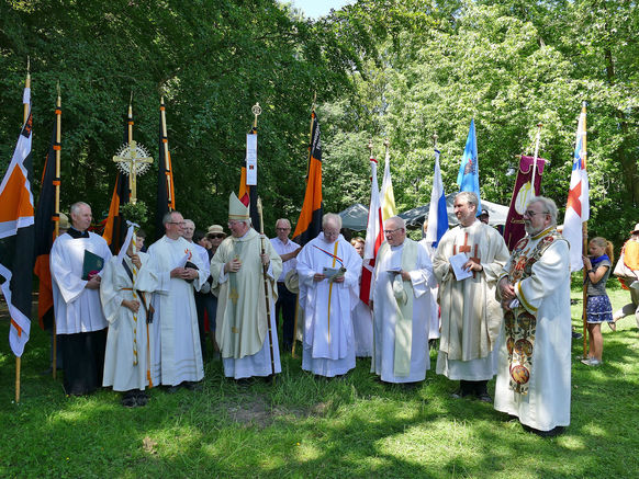 Festgottesdienst zum 1.000 Todestag des Heiligen Heimerads auf dem Hasunger Berg (Foto: Karl-Franz Thiede) Festgottesdienst zum 1.000 Todestag des Heiligen Heimerads auf dem Hasunger Berg (Foto: Karl-Franz Thiede)